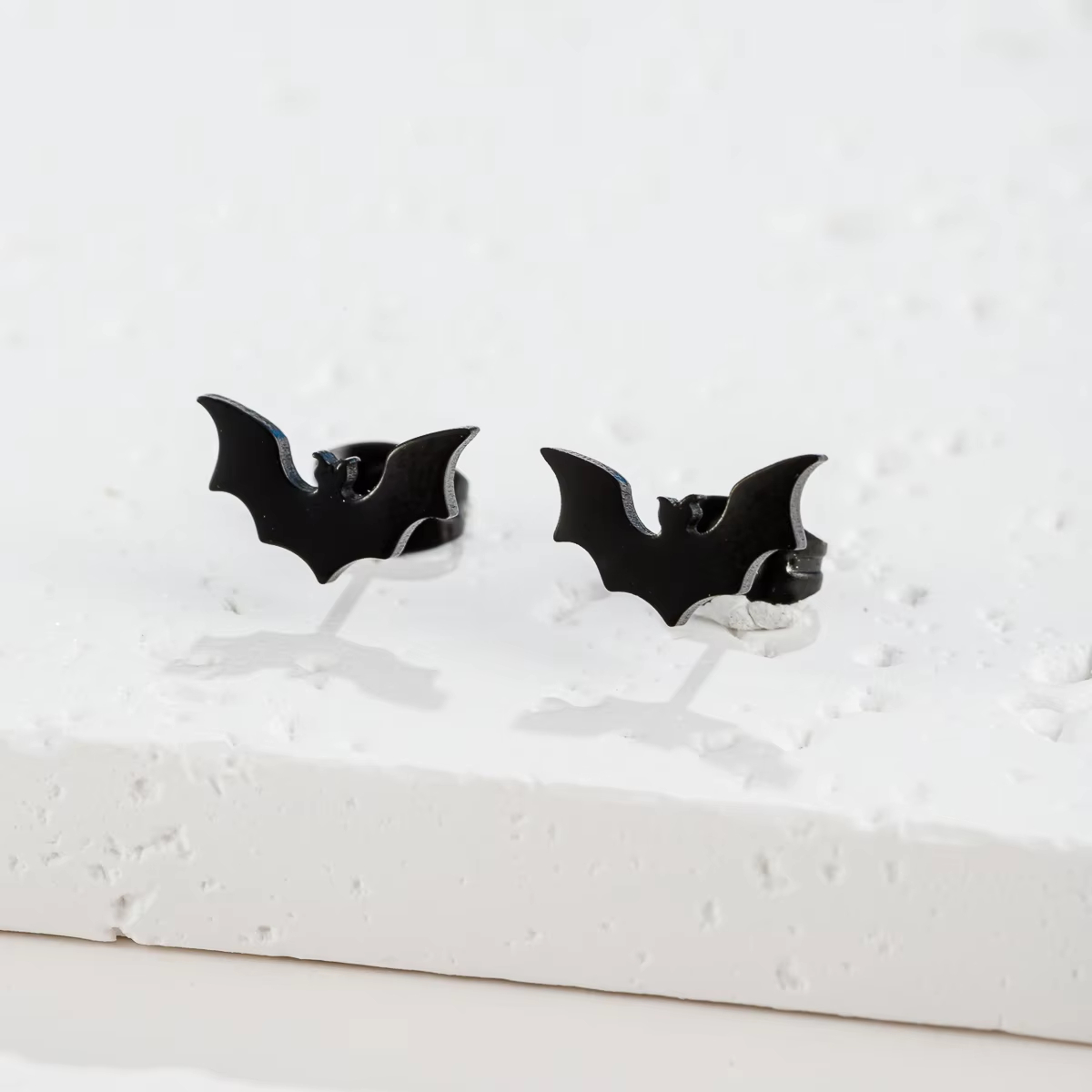 Women'S Vampire Accessories - Minimalistyczne kolczyki w kształcie gotyckiego wampira